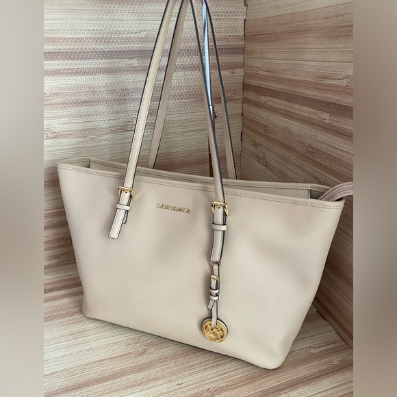 MICHAEL KORS JET SET TRAVEL MULTIFUNCTION LEATHER SHOULDER TOTE BAG CAMEL - Picture 4 of 13